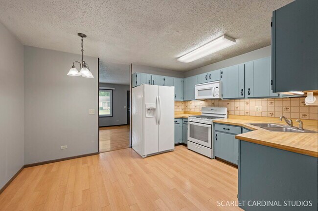 Building Photo - 2S211 Sanchez Dr
