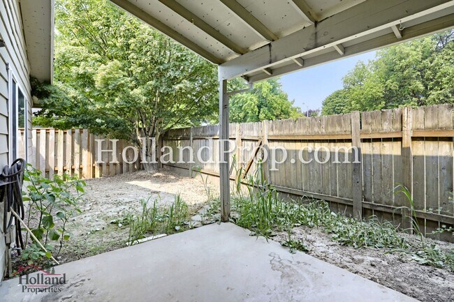 Building Photo - Charming 3-Bedroom Duplex with Fenced Yard, Fireplace & Garage Near Hwy 26!