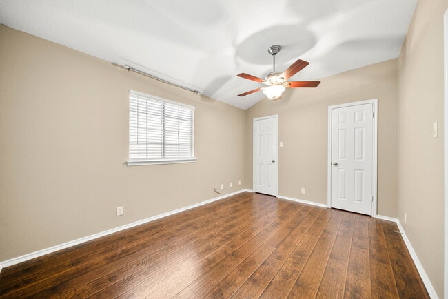 Building Photo - Spacious 4-Bed Home with Island Kitchen, Fireplace & Fenced Yard in San Antonio – 2,143 Sq Ft