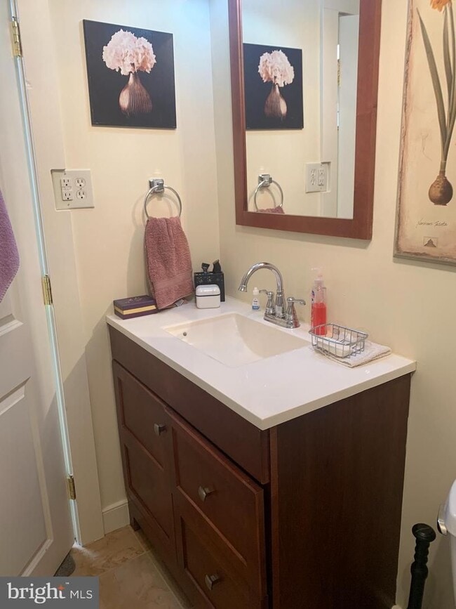 Building Photo - 256 Radcliffe St