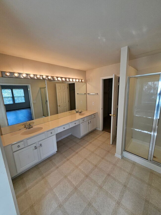Building Photo - Beautiful Open Floor Plan with 4 Bedrooms