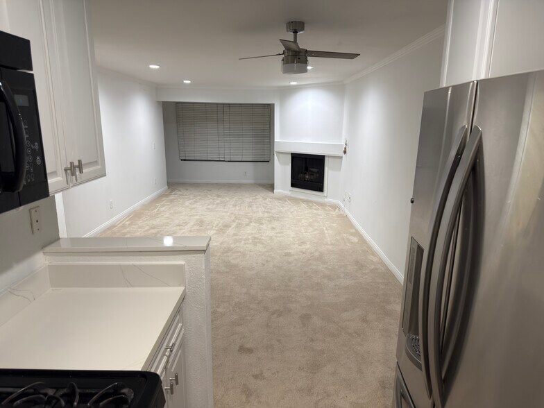 Living room - 5515 Canoga Ave