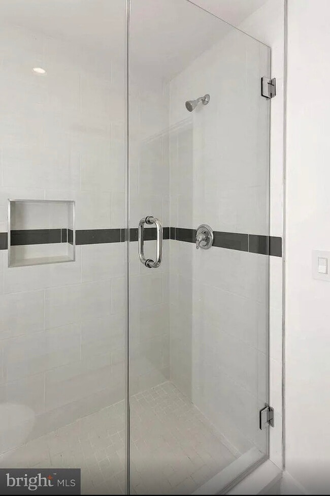 Building Photo - 1905 E Hagert St