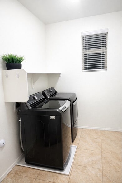 Building Photo - 10040 E Tiburon Ave