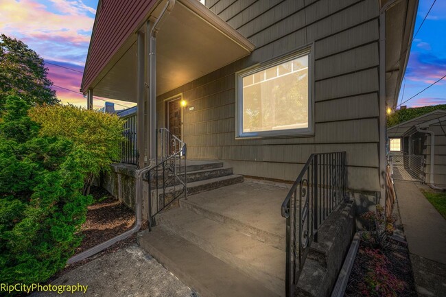 Building Photo - Charming Bungalow in Overlook neighborhood...