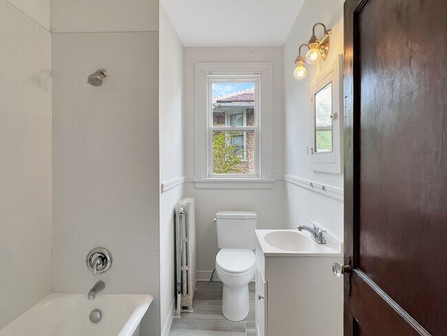 Building Photo - 2806 Hawthorne Ave