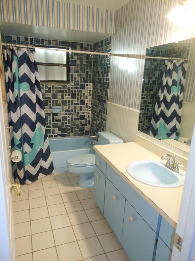 Building Photo - CHARMING 2 BEDROOM POOL HOME IN THE HEART OF JENSEN BEACH