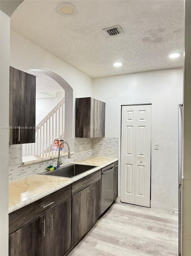 Building Photo - 4279 NE 10th Ct