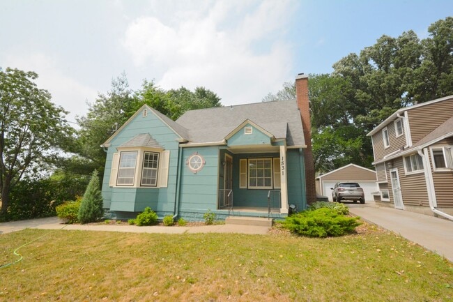 Primary Photo - Beautiful 4 Bedroom With Modern and Unique...