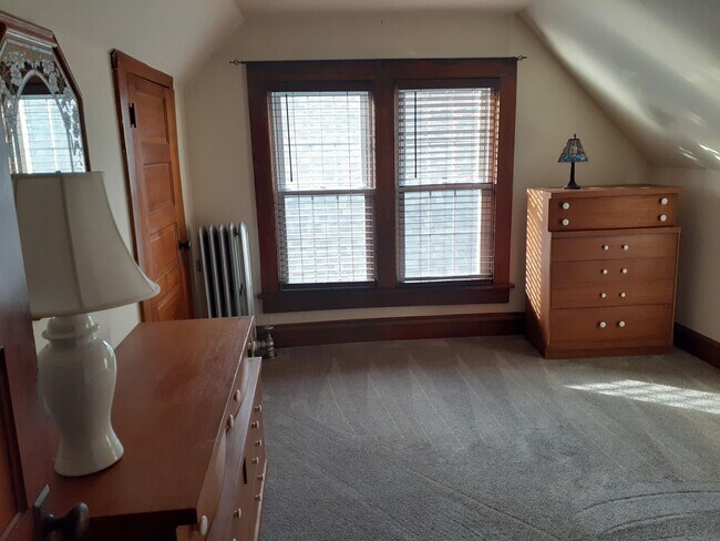 Building Photo - 944 Woodlawn St