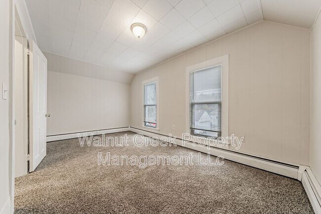 Building Photo - 870 S Main St