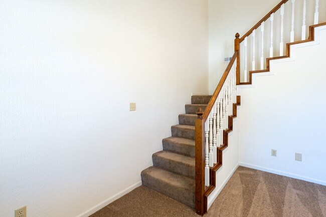 Building Photo - 4302-4304-4304 Cheryl Ct