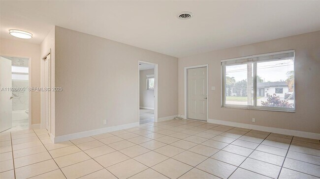 Building Photo - 1001 SW 12th Ct