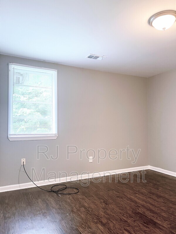 Building Photo - 802 Cella St