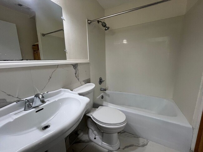 Building Photo - Spacious 4-Bedroom Brick Home on 1 Acre – ...