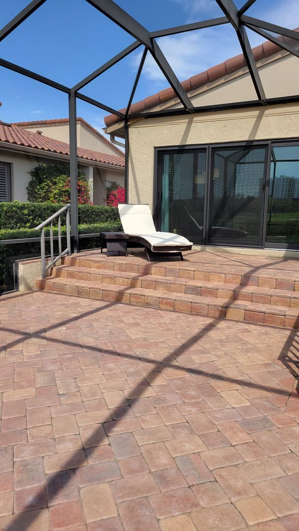 Building Photo - Seasonal/short term renovated 3/3 villa with golf course views on Longboat Key!