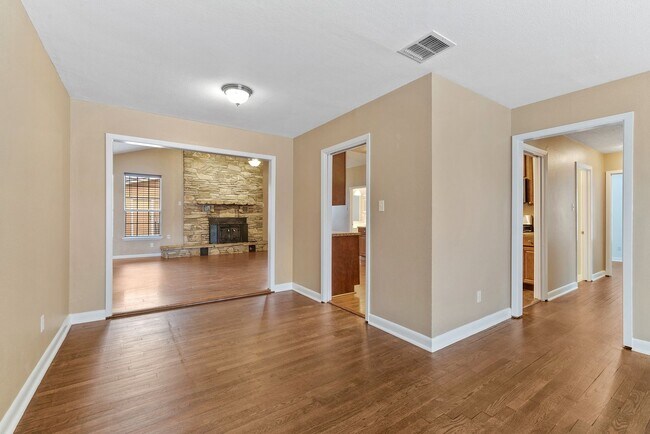 Building Photo - CRESTHAVEN HEIGHTS