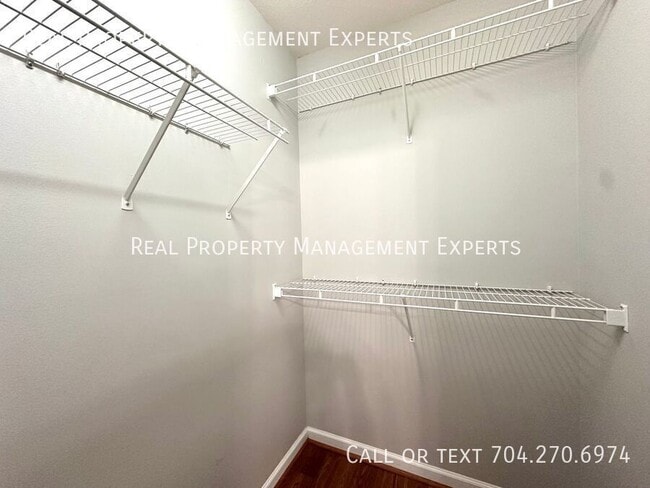 Building Photo - 6229 Green Vista Ct