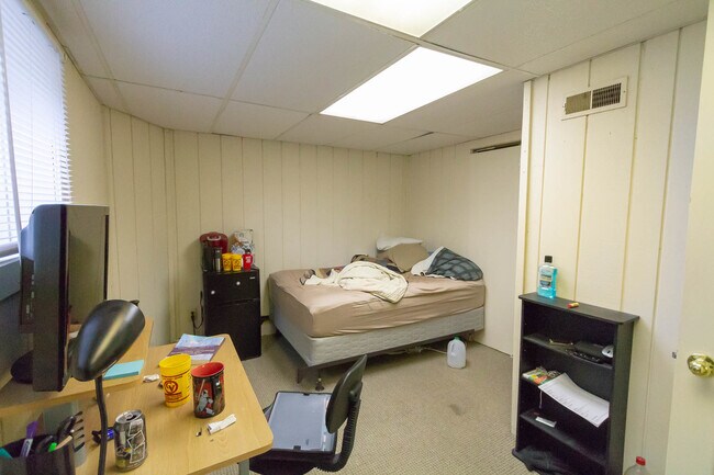 Building Photo - 1900 W Jackson St