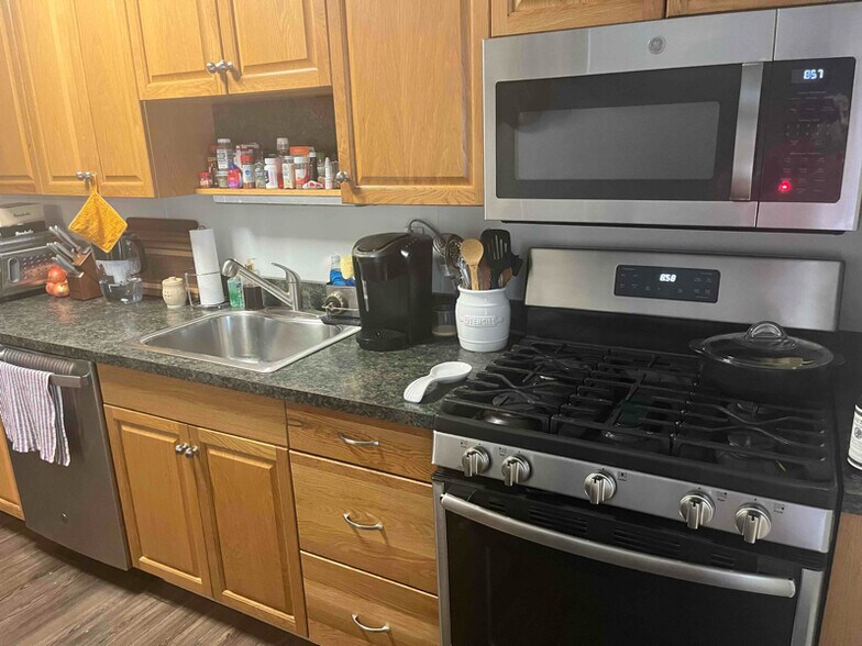 Building Photo - 1658 Thetford Rd