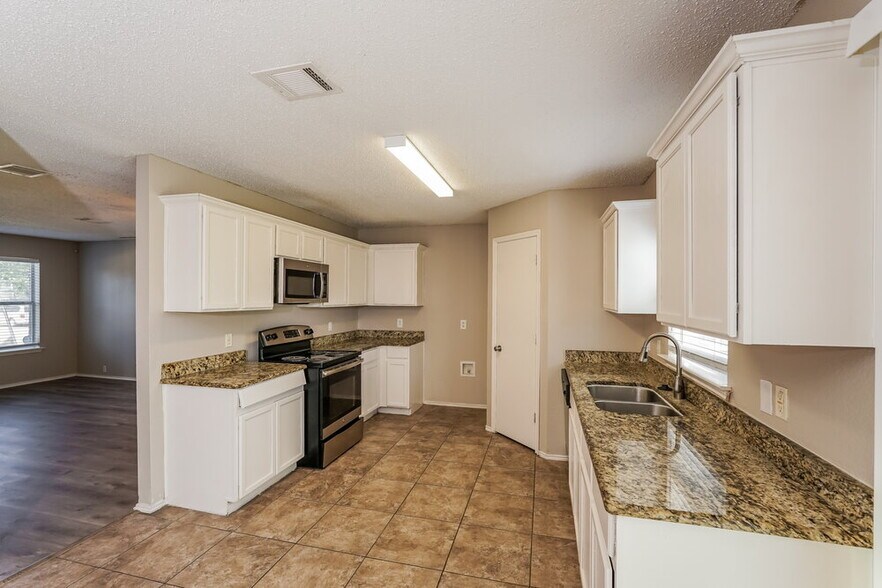 Building Photo - 7001 Baybridge Dr
