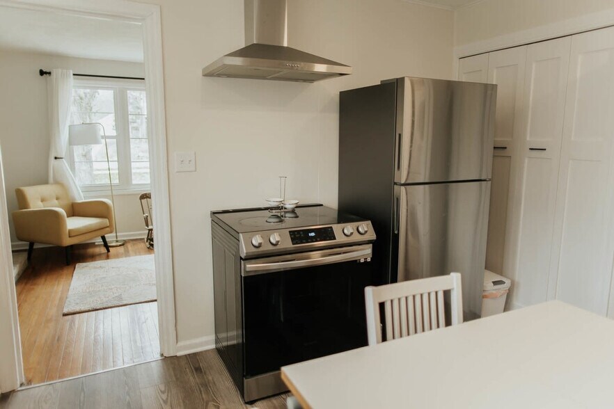 Building Photo - 909 S Mitchell St