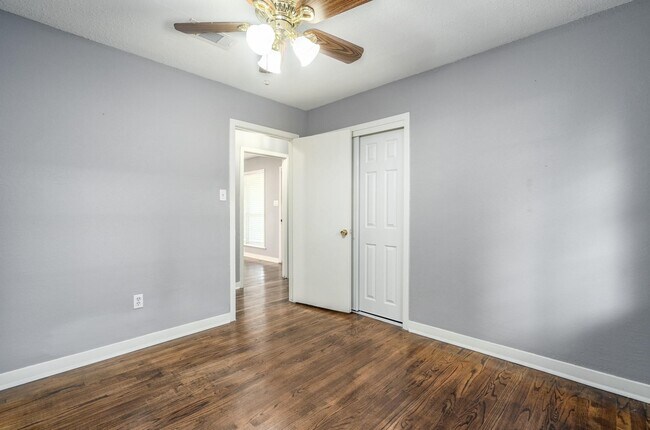 Building Photo - 4915 Hialeah Dr