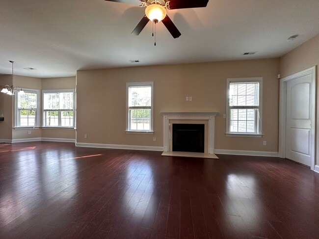 Building Photo - Perfect on Pineflat!