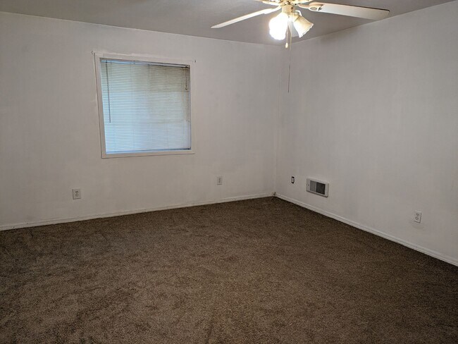 Building Photo - 809 Cherokee Ln