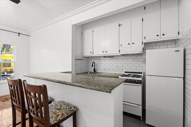 Building Photo - BEAUTIFUL FRENCH NORMANDY STYLE 1BR UNIT