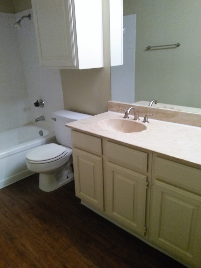 Guest Bathroom - Preston Racquet Club Apartments