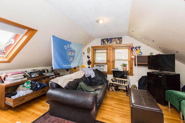 Building Photo - 6 bed in Mission Hill