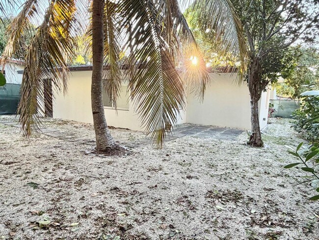 Building Photo - 927 SW 12th Ave