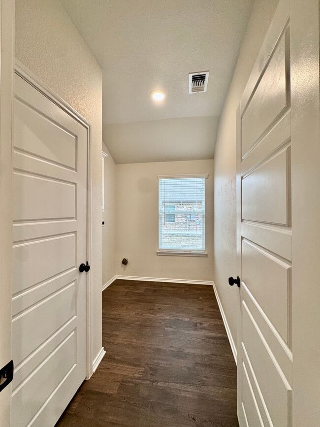 Building Photo - Beautiful newer home features  3 Bedrooms, 2.25 Baths, 2 Car Garage, Granite and More!