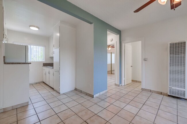 Building Photo - 2431 S Ridgeley Dr