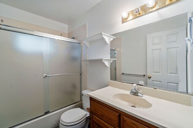 Building Photo - 833 Ponderosa Dr