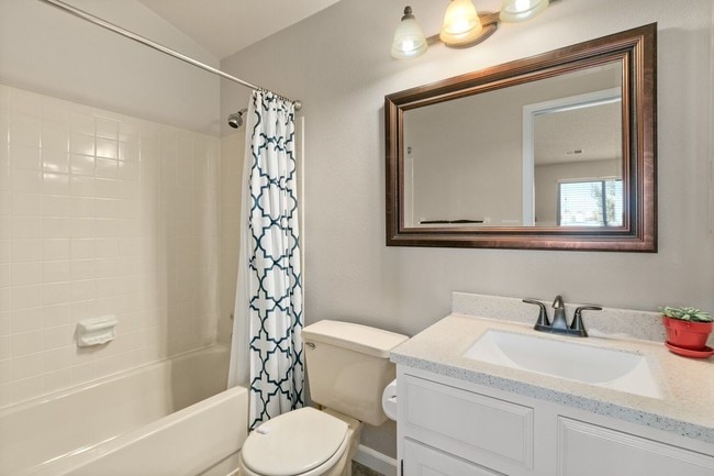 Building Photo - Beautiful 2BD/2BA townhome in Table Mountain Heights