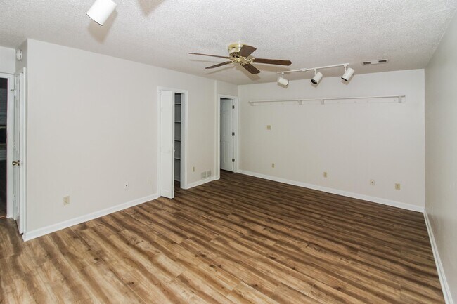 Building Photo - 4745 Ross Rd