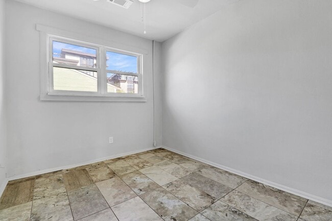 Building Photo - 4 BR, 2 BATH townhouse in downtown Charleston, SC.