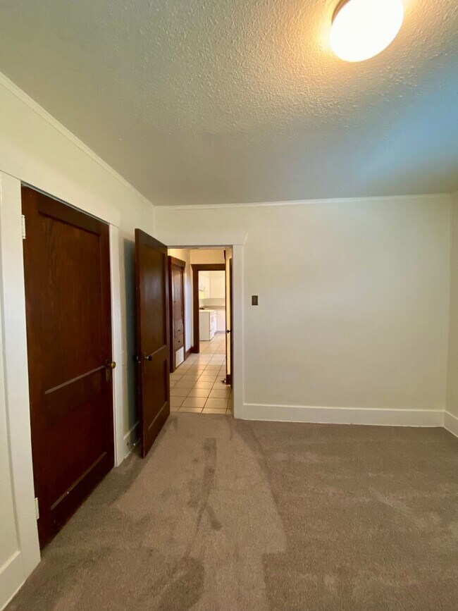 Building Photo - 15721 Main St E