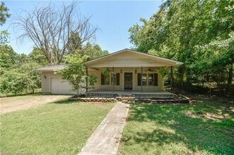 Building Photo - Freshly Renovated 3 Bedroom Home