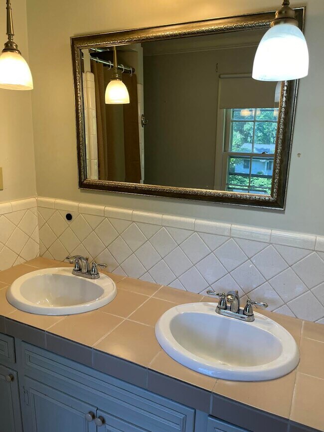 Building Photo - 112 Mockingbird Dr