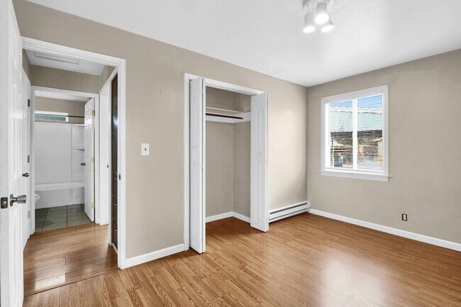 Building Photo - 1131/1133 W Ivy Ave