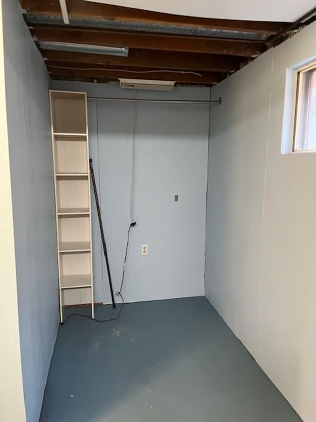 Building Photo - Lovely 5-bedroom, 2-1/2 bath home.  Centrally-located in Longmont with convenient access to shopp...