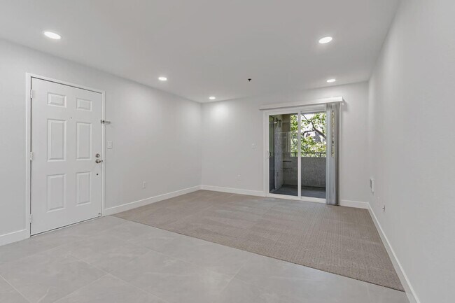 Building Photo - 880 E Fremont Ave