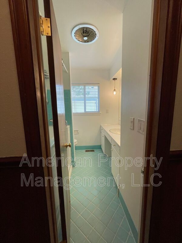 Building Photo - 5102 E 33rd St