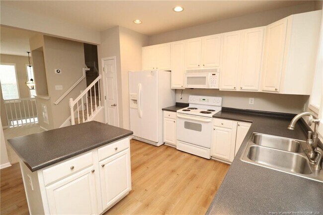 Building Photo - 8120 Upper Lake Dr