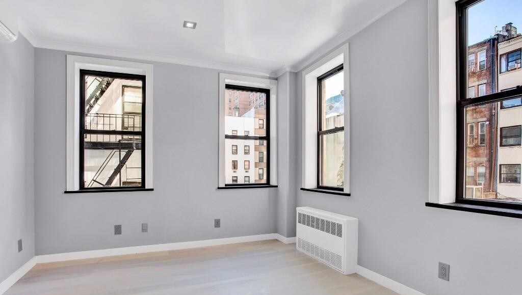 Building Photo - 213 E 26th St