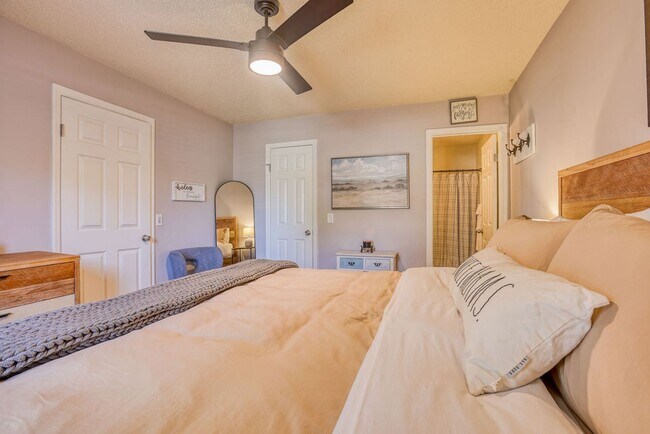 Building Photo - 3 BED | 3 BATH | POOLER | FURNISHED