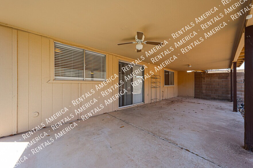 Building Photo - 2834 E Isabella Ave